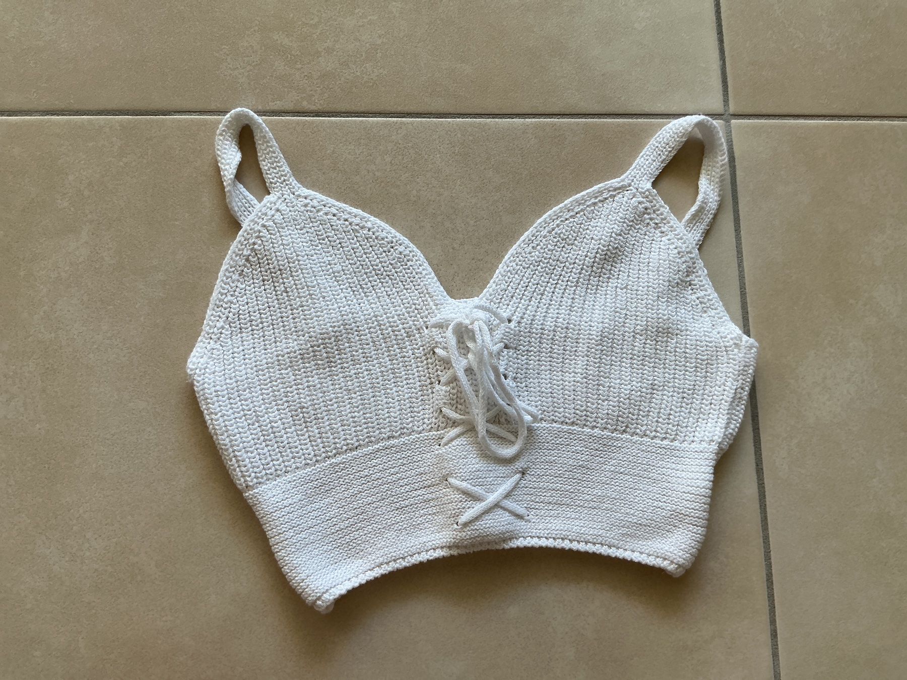 Tops: Crop Top Strick Weiss Schnürung – Gebraucht aus Frauenfeld von Stehojen