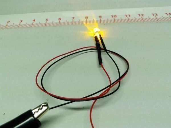 Elektronikbauteile: Flacker-LED 5mm klar/gelb 12V verkabelt – Neu (gemäss Beschreibung) aus Luzern von Salefactory