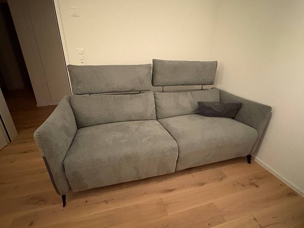 Sofas: 3-Sitz-Sofa RICH, Dunkelgrau mit elektrischer Relaxfunktion – Neu (gemäss Beschreibung) aus Wila von pat_24