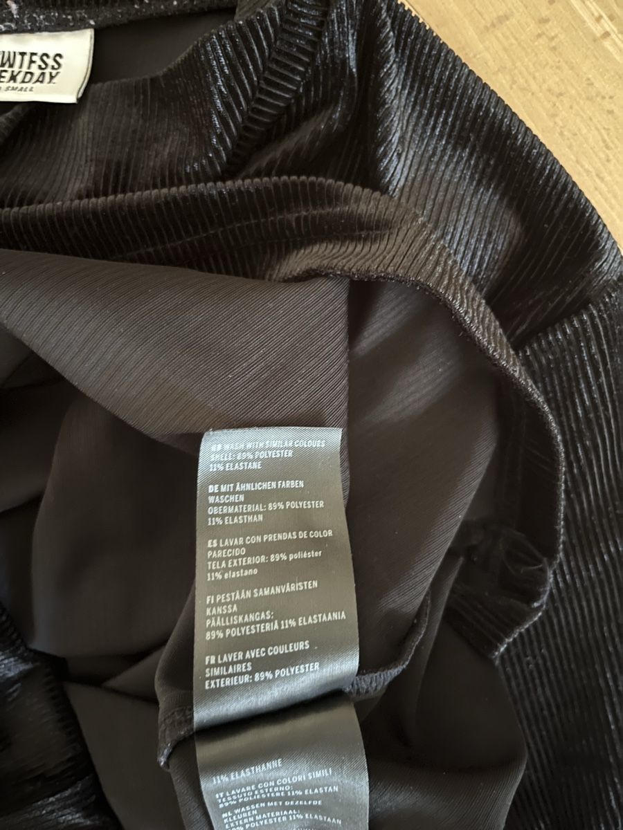 Weekday Pulls & Sweat-shirts: Samt Langarm Shirt mit Mockneck – D'occasion à Zürich par ale_t 3