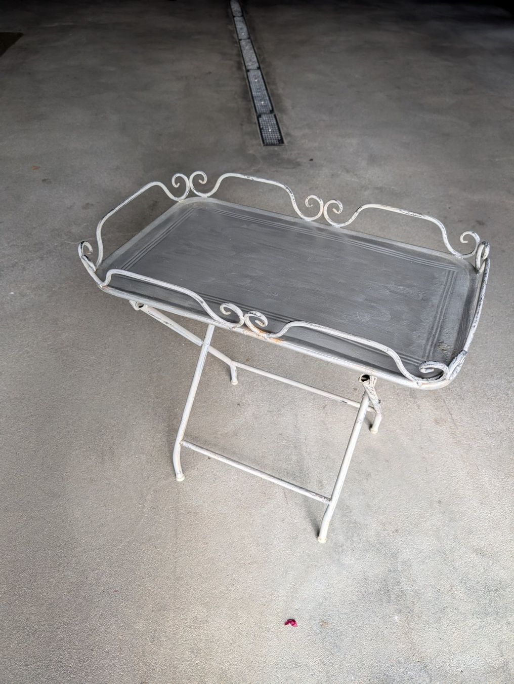 Tische: Serviertablett mit Gestell Metall weiss/grau gebraucht – Gebraucht aus Sachseln von Waschbaer84