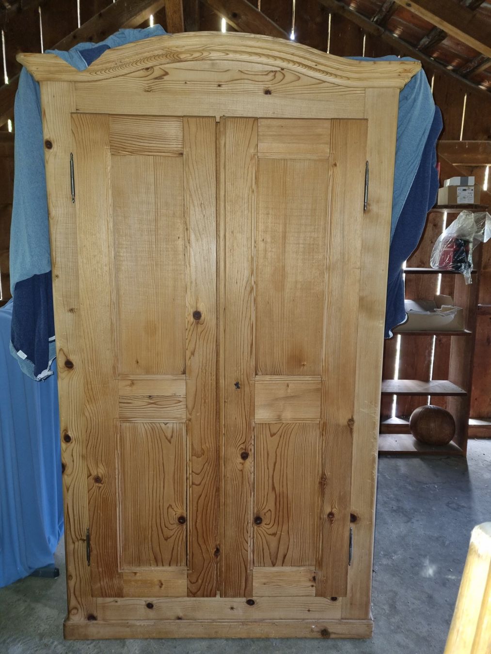 Schränke: Armoire en bois 2 portes – Gebraucht aus Monts-de-Corsier von pre_wr9v 1