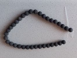 34 Lavasteine am Strang, zB: für Halskette herzustellen.