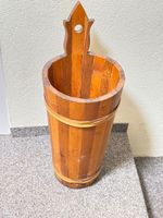 Rustikaler Holzbottich mit Griff