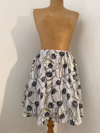 Jolie jupe d'été fleurie, taille L - parfait état !