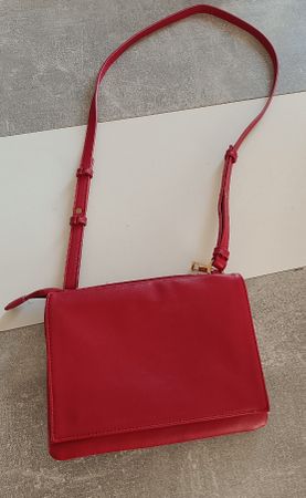 Rote Umhängetasche