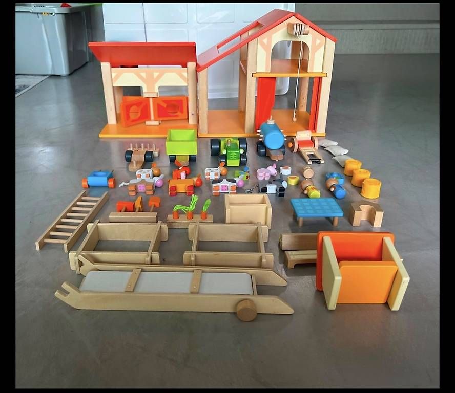 Spielzeuge: Holzbauernhof Sevi – Gebraucht aus Ebikon von immo-th