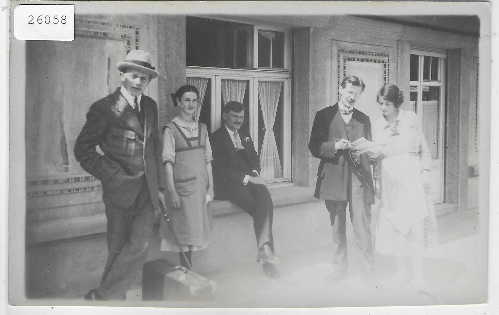 Posters & Illustrations: Gruppenfoto - Sonntag – Antique à Ettingen par Kartenplanet