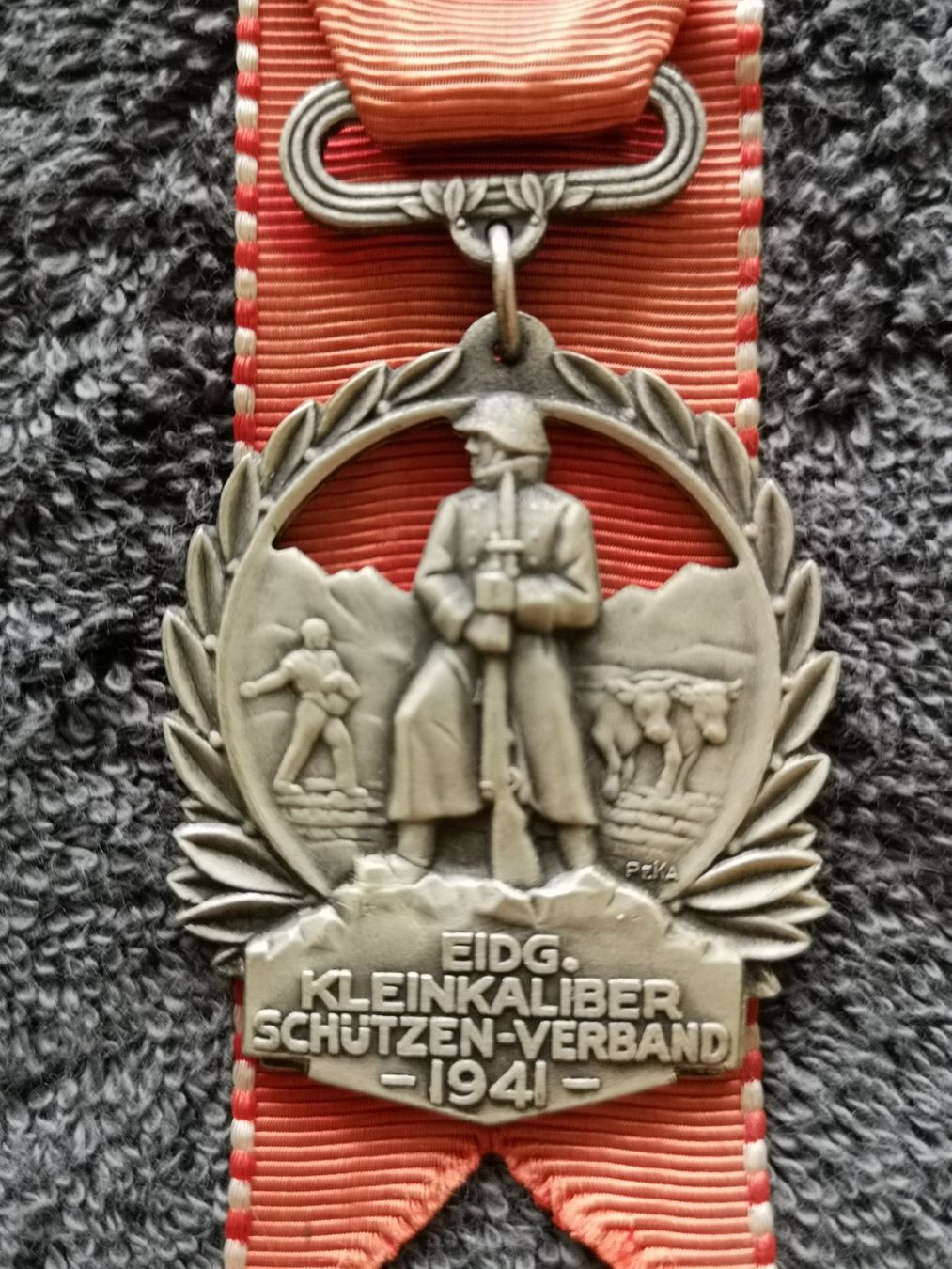 Medaglie: Eidg. Kleinkaliber Schützen-Abzeichen 1941 mit Band – Usato da Goldau venduto da MacPad 1