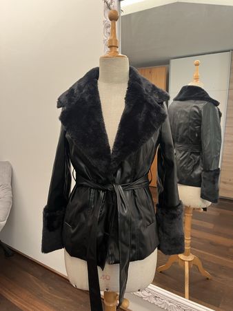 Schwarze Jacke in Lederoptik Gr. XS