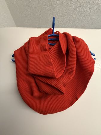 Roter Winterschal neuwertig