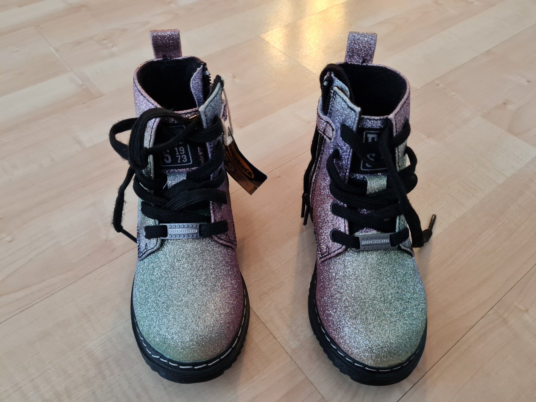 Chaussures filles: Dockers Gr. 26 Glitzer Boots Mädchen Schuhe neu – D'occasion à Wallisellen par T8304T