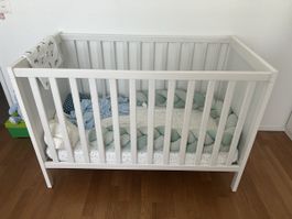 Ikea SUNDVIK Schönes weisse Babybett aus Holz 