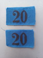 2 Achselnummern 1898, schwarze 20 auf blauem Grund