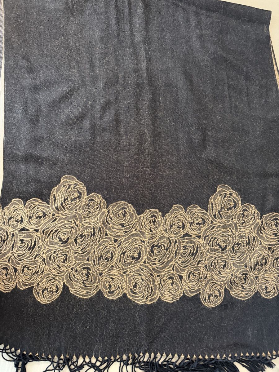 Foulard & Sciarpe: 100% Kaschmirschal dunkelbraun mit Rosenmuster – Usato da Grenchen venduto da servet.t 2