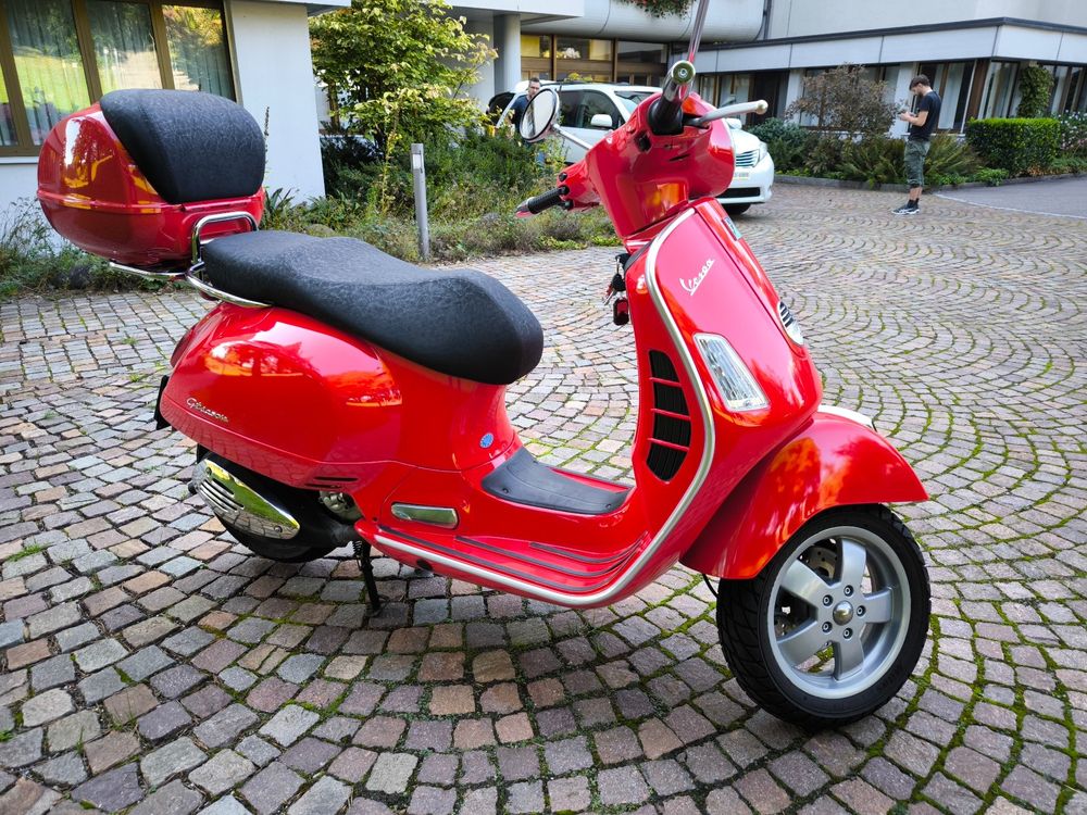 Wunderschöne rote Vespa 250 GTS mit Topcase. | Kaufen auf Ricardo