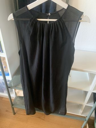 Schwarzes Kleid Mango