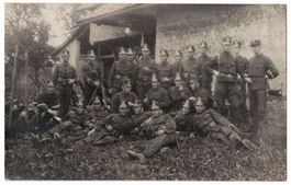 Rast vor einer Scheune, um 1910