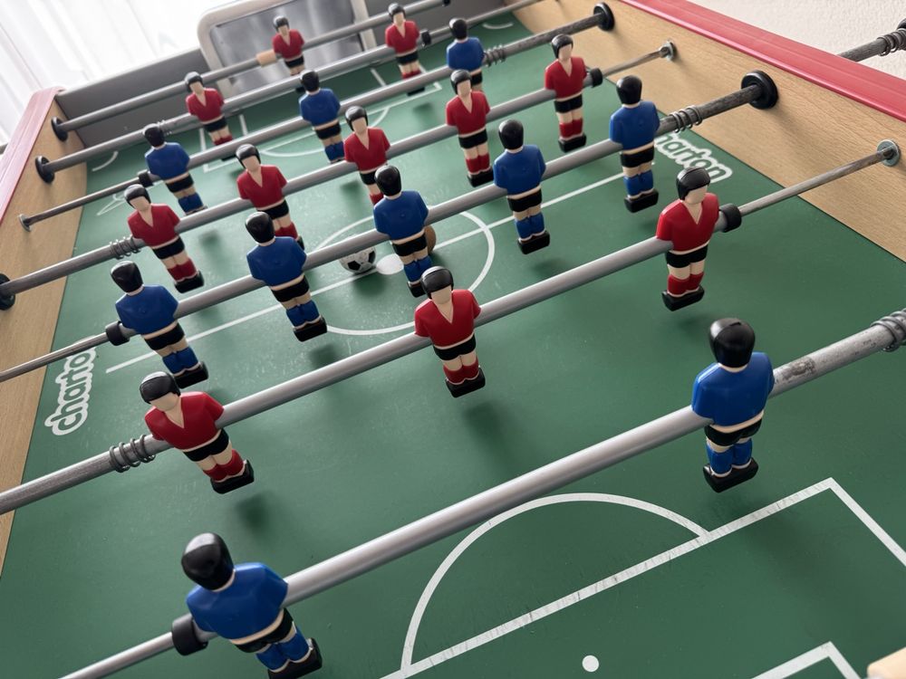 Jeux: Töggelikasten / Tischfussballkasten für Spielspass! – D'occasion à Bassersdorf par LieniR