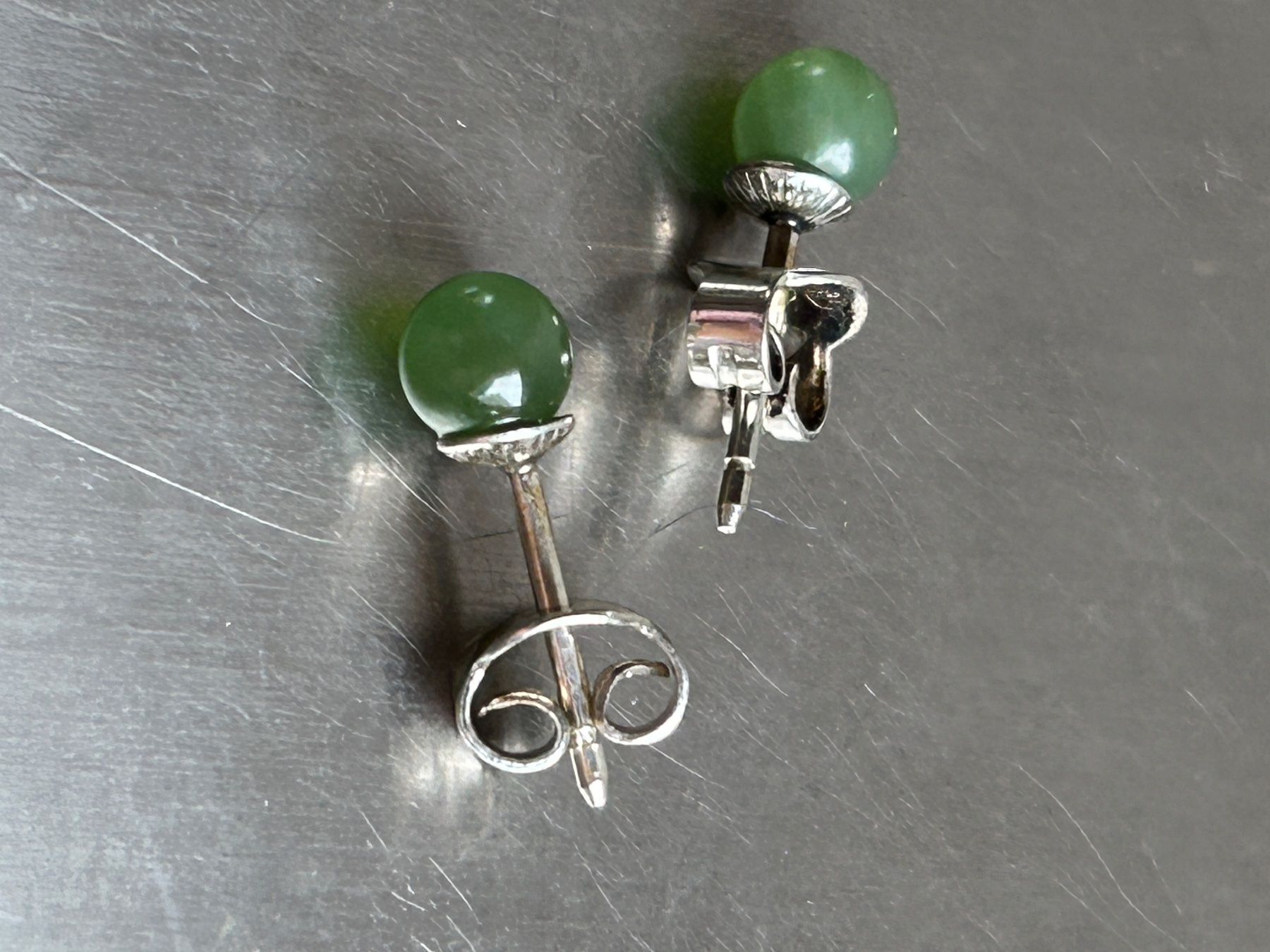 Ohrringe & -stecker: Ohrenstecker mit hellgrünem Stein, eventuell JADE – Gebraucht aus Dittingen von Bellevista 2