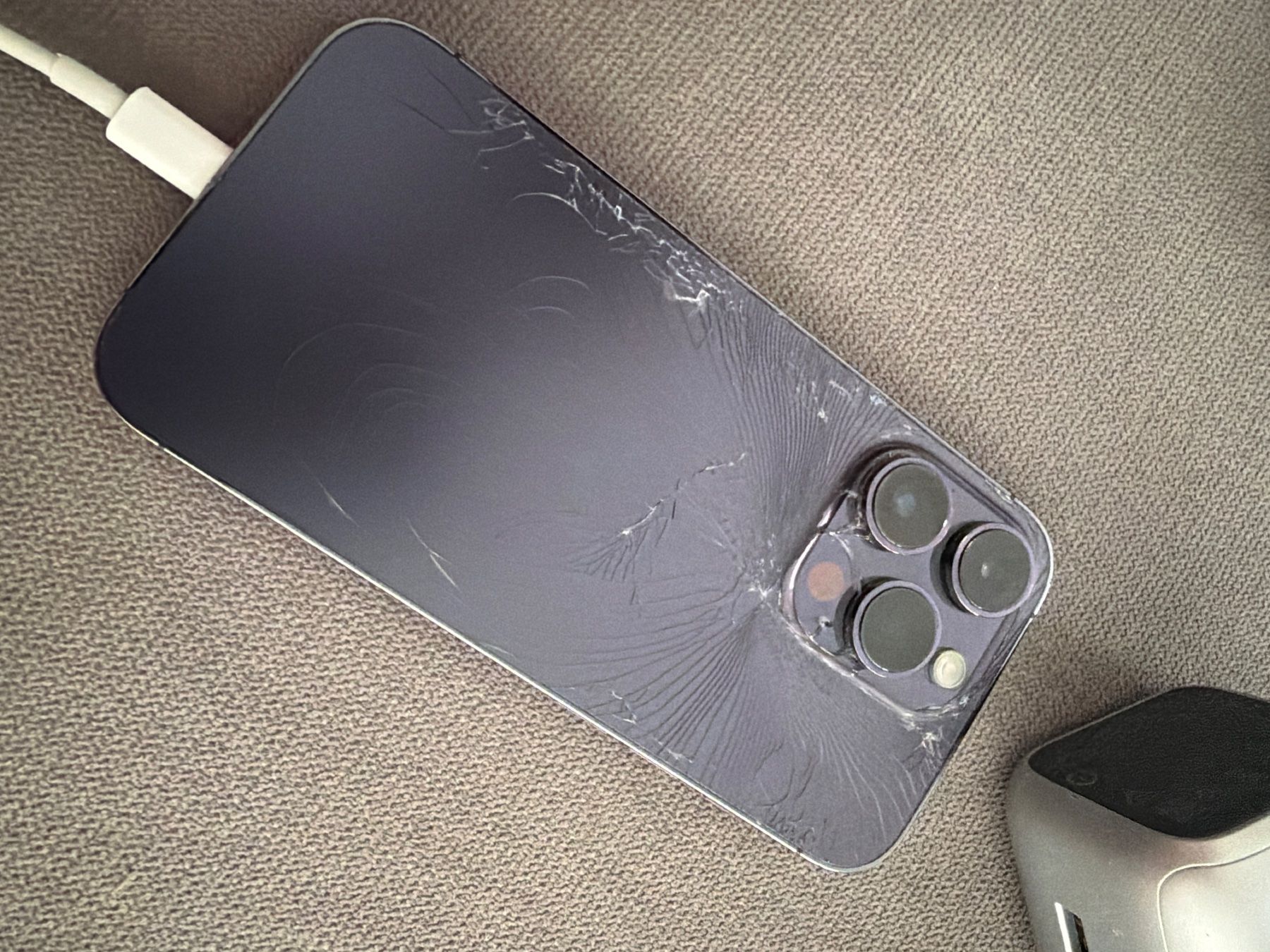 Apple Telefoni cellulari / Smartphones: iPhone 14 Pro Risse Rückseite, Display Tadellos – Usato da Münchenstein venduto da Pavo-Fotografie 1
