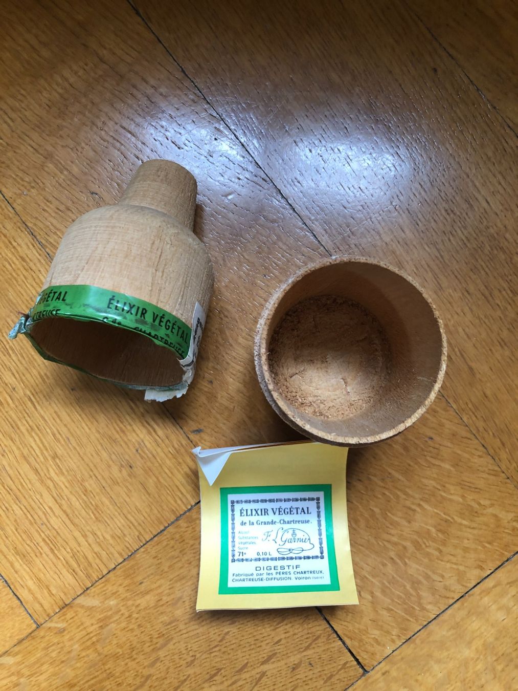 Accessori da laboratorio: Antikes Chartreuse Elixir Végétal Holzfläschchen mit Etikett – Usato da Basel venduto da raresbares 2