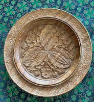 Holzteller mit floraler Schnitzerei -  Pakistan