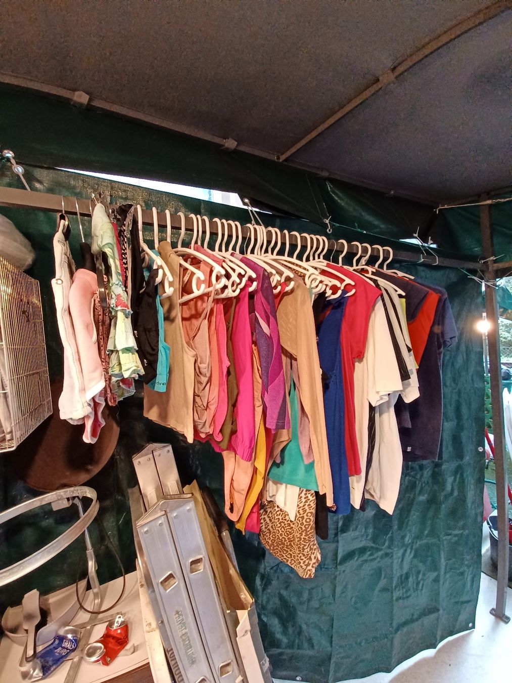 Lotti di vestiti: B5 Bananenkiste Kleider – Usato da Balsthal venduto da allerlei.Butik 1