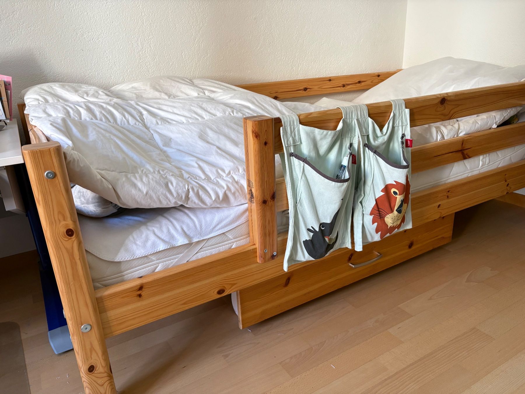 Flexa Betten: Kinderbett Flexa 90x200 mit Erhöhung – Gebraucht aus St. Moritz von nad_bf87 2