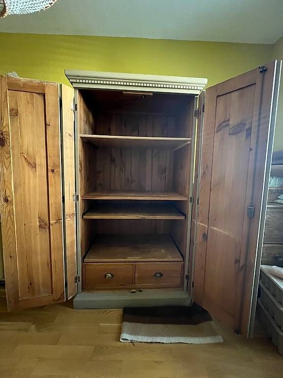 Schränke: Schrank – Gebraucht aus Thun von ast_twf9 1
