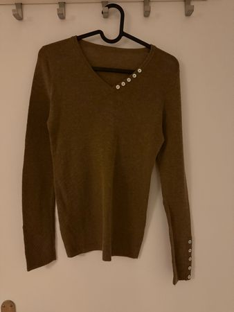 New Stylish V-Neck Olive Green Sweater - Perfect for Autumn