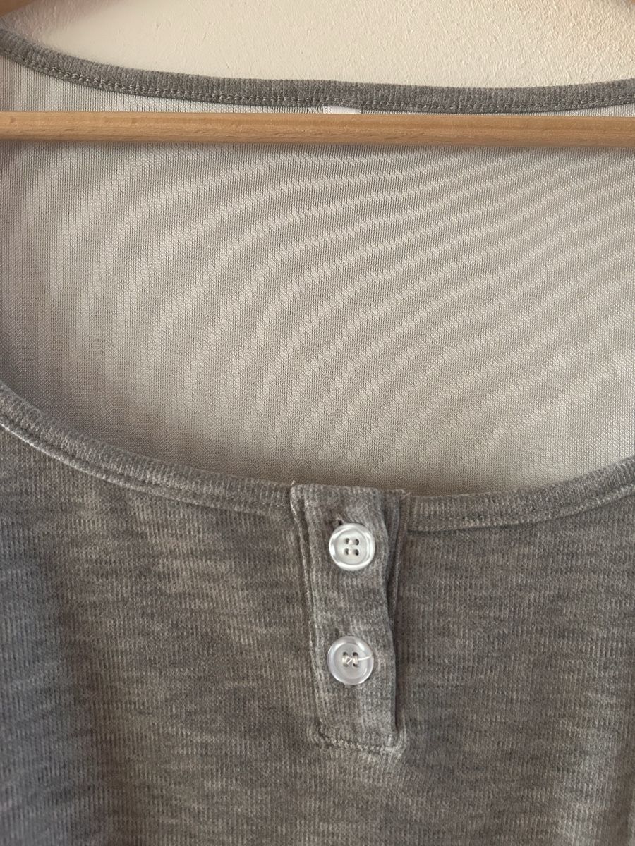Tops: Graues Y2K Top mit Ausschnitt – Gebraucht aus Wetzikon ZH von rachele_nocco 2