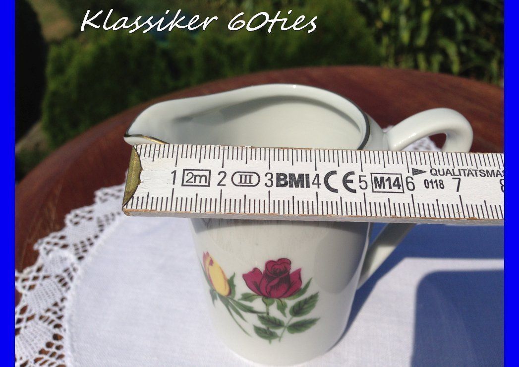 Kahla Karaffen: KAHLA  Cremier  Milchkrügli 60ties Rosenmotiv Vintage – Gebraucht aus Subingen von Etageren 5