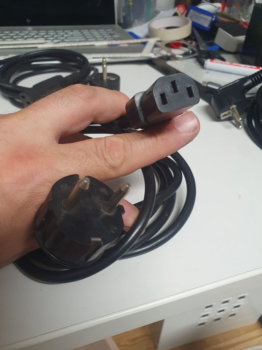 Cavi: Netzkabel 230 V DE FR C13 Schuko Stromkabel 2 m – Usato da Zürich venduto da Alibaba1234 1