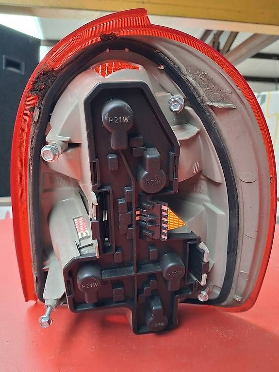 Tutti pezzi di ricambio auto: Opel Corsa B Heckleuchte l. 3Trg. – Usato da Huttwil venduto da kadett_78 1