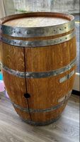 Botte di vino con scaffali