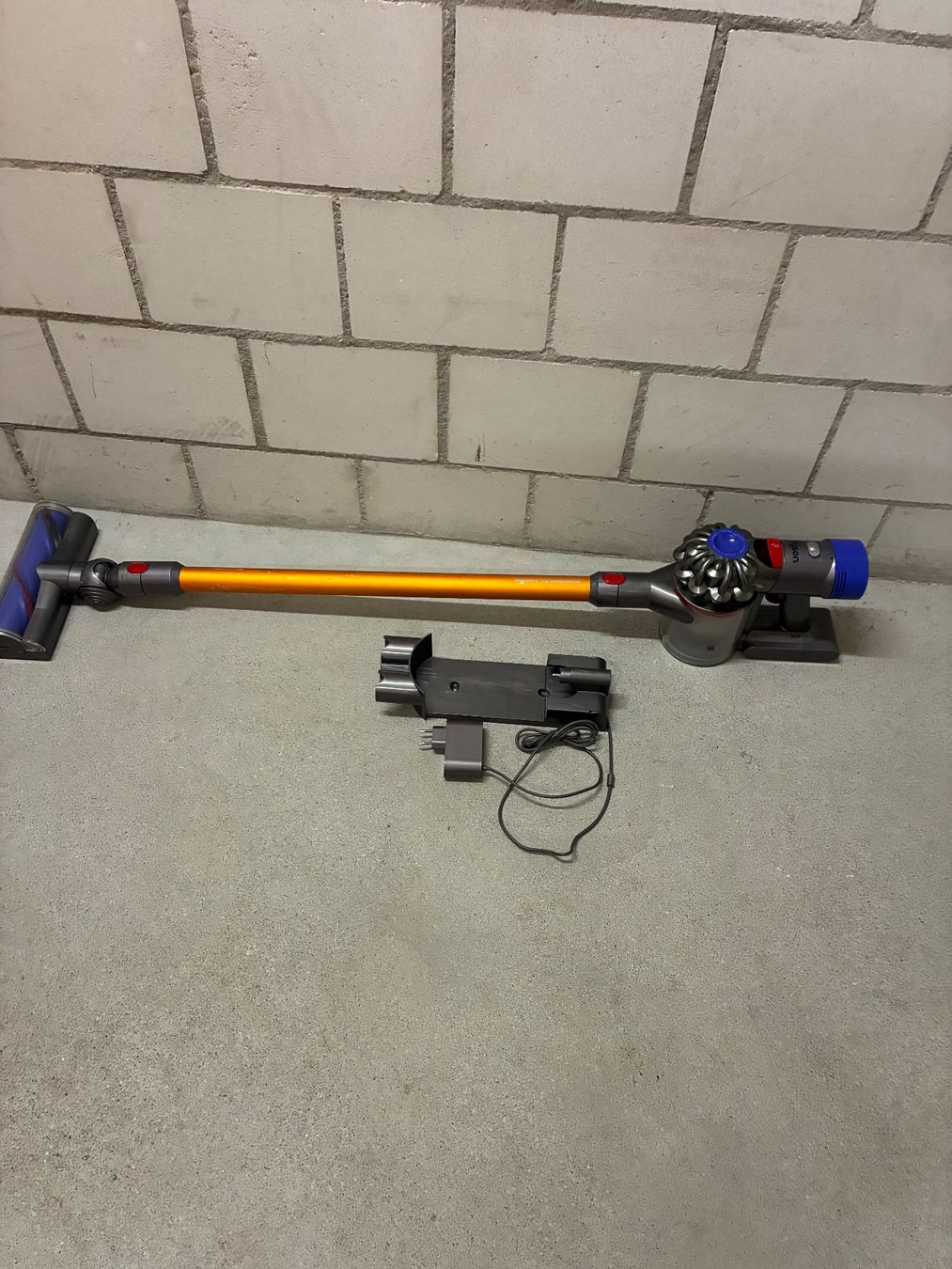 Dyson Staubsauger & Zubehör: Dyson V 8 – Gebraucht aus Hendschiken von zkos