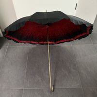 Alter Regenschirm