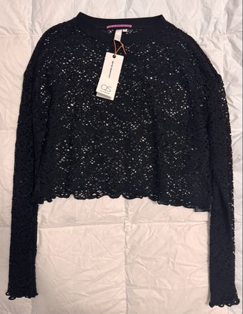Schwarzer Pulli mit Löcher