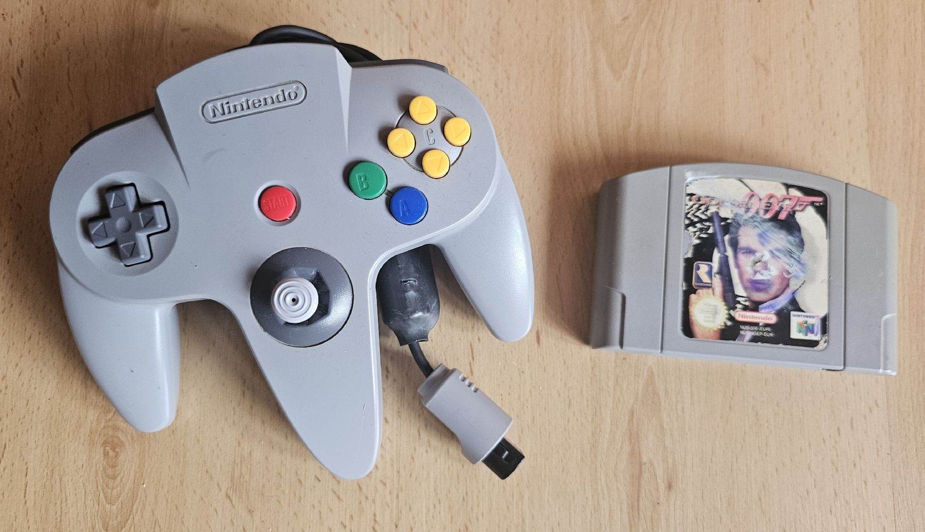 Nintendo Controller: N64 Originalcontroller + Spiel 007 Goldeneye – Usato da Ochlenberg venduto da on3x