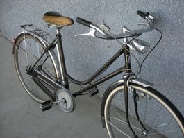 Uralte schweizer Damenvelo revidiert für Oldtimerliebhaber