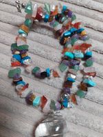 Joli collier en petites pierres