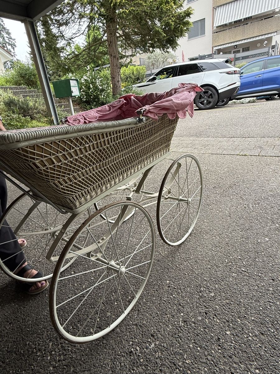 Carrozzine: Antiker Kinderwagen aus Korb mit Rädern – Usato da Niederhasli venduto da R__A 1