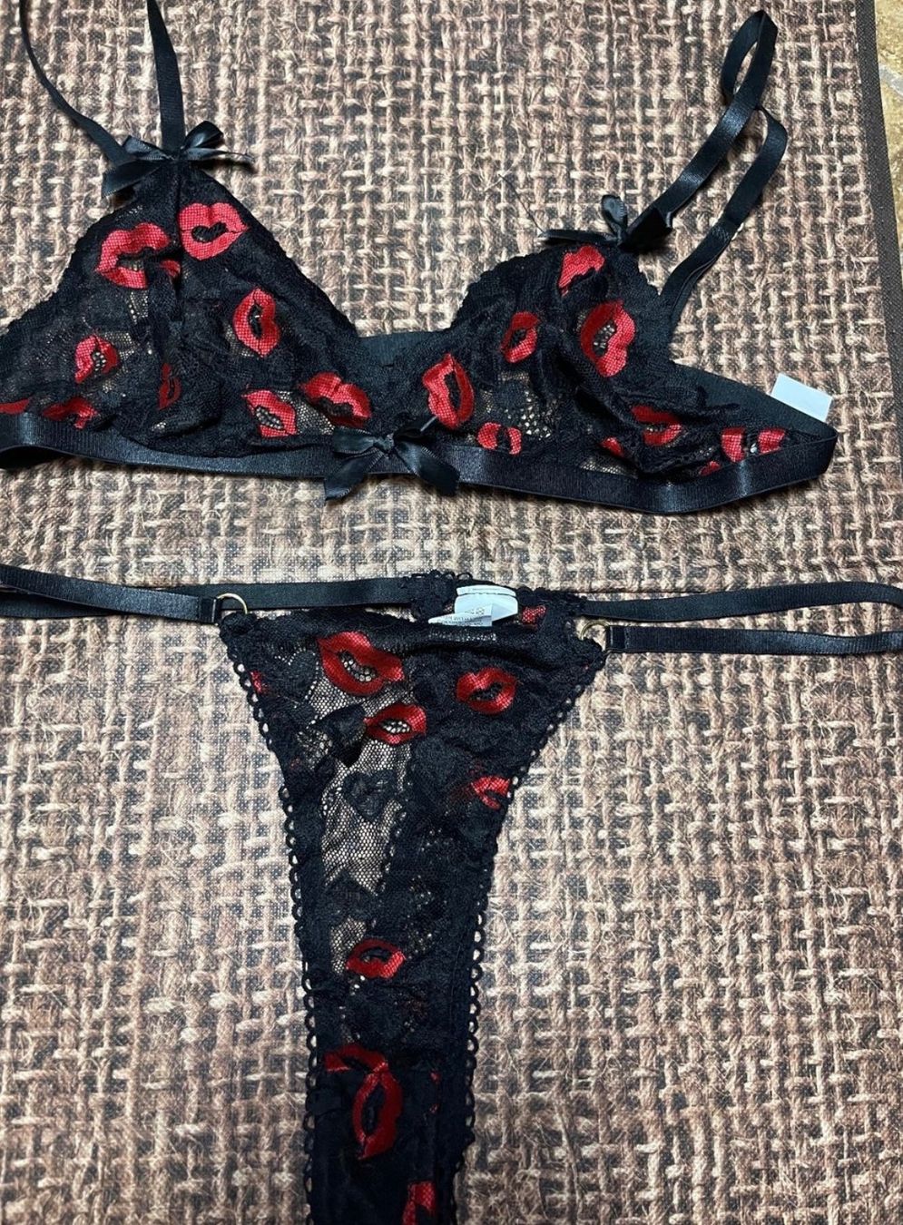 Altra biancheria intima: Completo intimo nuovo con pizzo nero e decoro baci rossi – Nuovo e nell'imballaggio originale da Locarno venduto da Fixed8 7