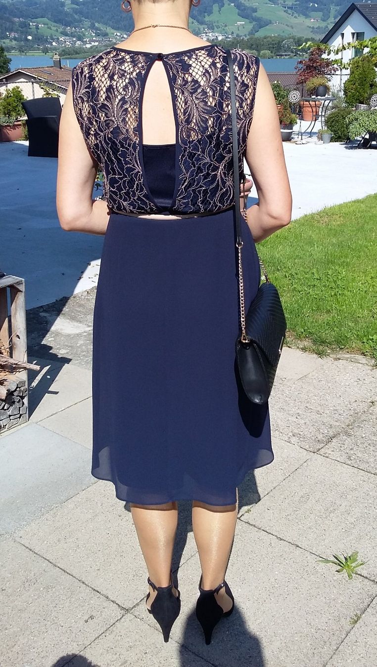 C&A Robes: Damenkleid mit Spitzenoberteil, Grösse 36/38 – D'occasion à Lauerz par Hunty1 1