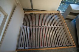 Bettgestell mit gepolstertem Kopfteil inkl. Lattenrost