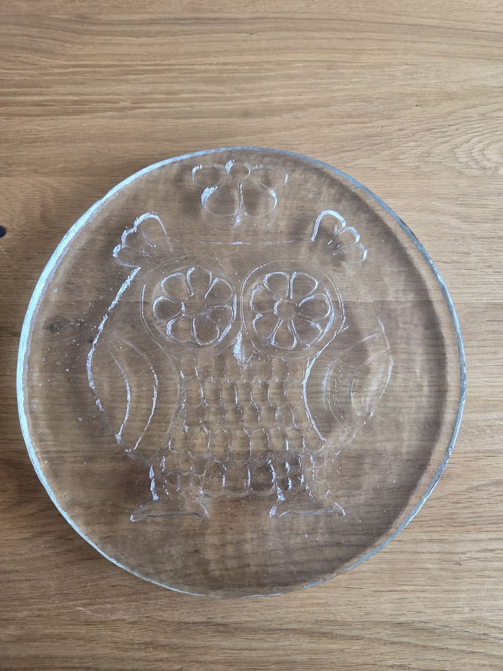 Plateaux: Glasplatte Eule mit Relief Durchmesser ca. 30cm, unbeschädig – D'occasion à Lupfig par olivenbaeumli