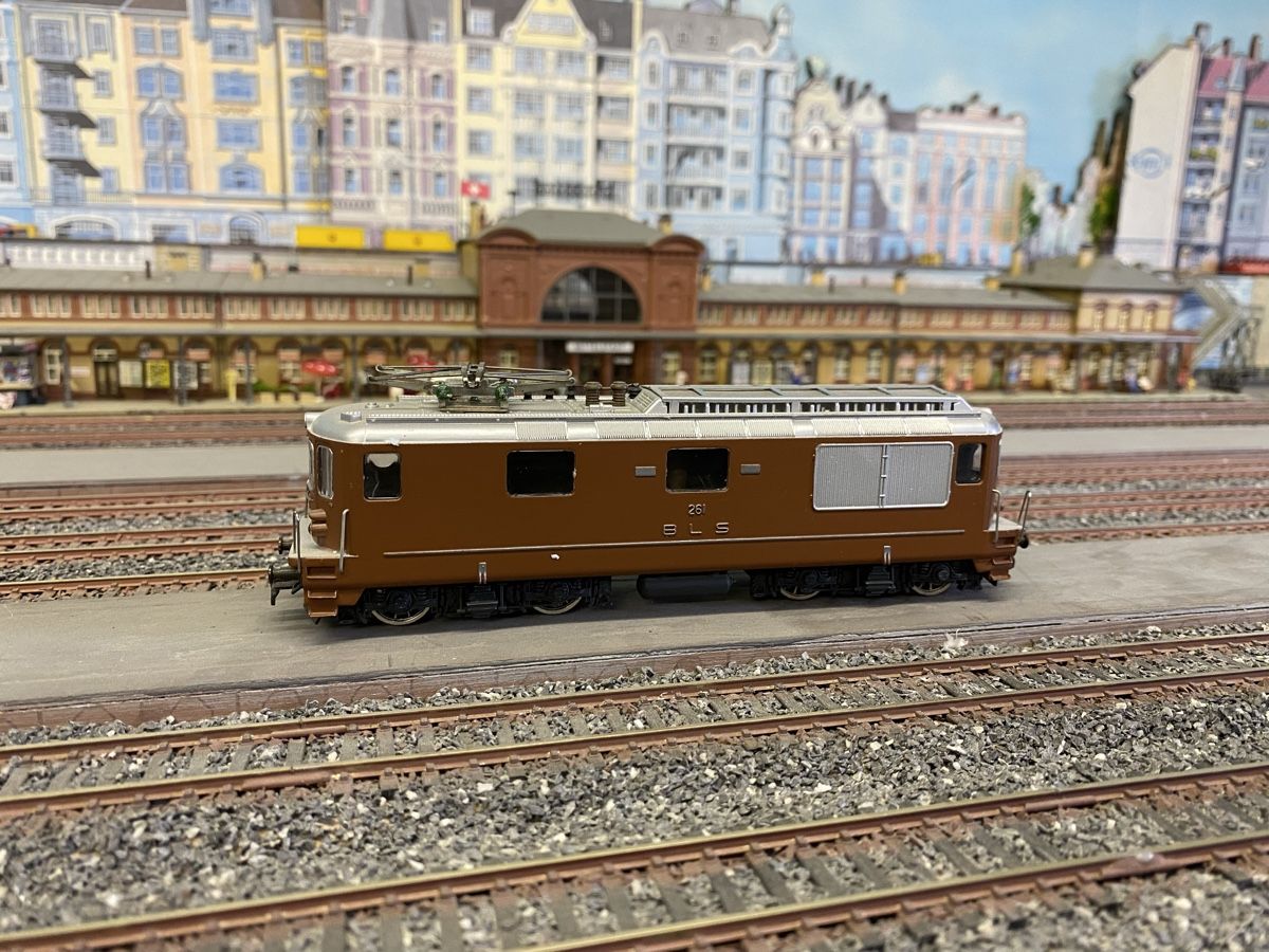 Hag Modellini di ferrovie: HAG 181 Re 4/4 BLS H0 – Usato da Glattpark (Opfikon) venduto da anywaya23