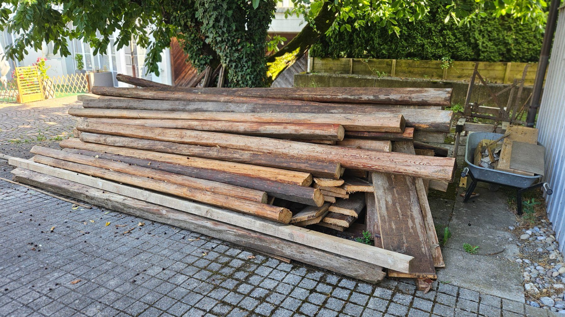 Articoli in legno: Alte Balken und Bretter aus 1899 – Usato da Gachnang venduto da Brun