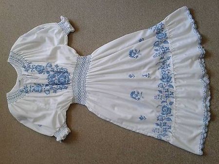 Robe fille brodée à la main